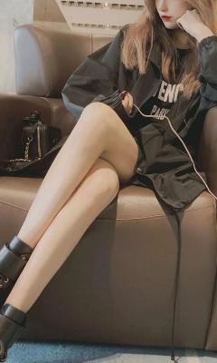 美女穿着黑色潮牌搭配短靴坐在沙发上手机壁纸