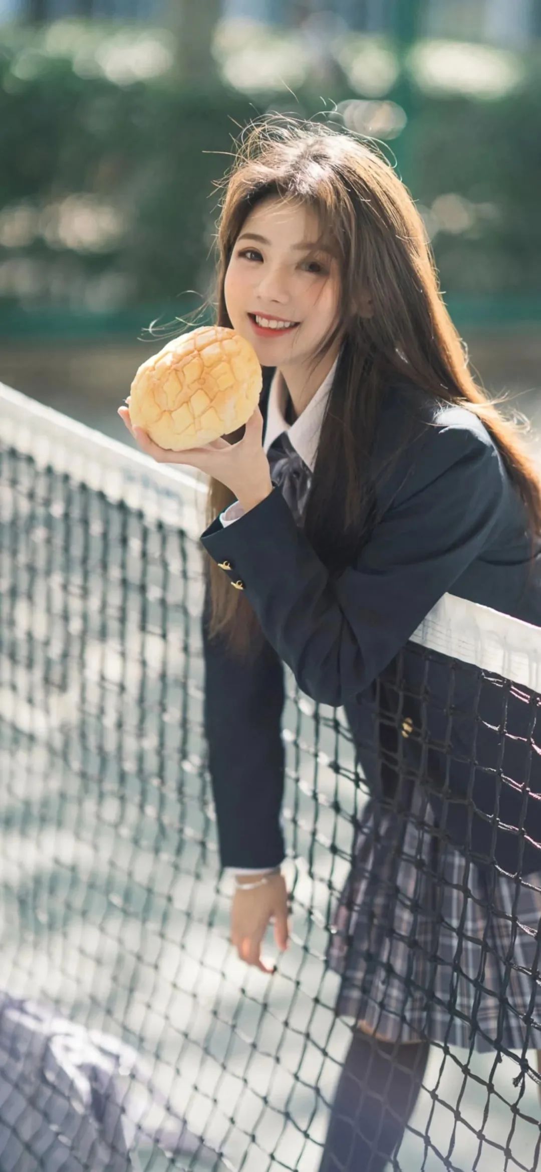 女学生球场吃面包手机壁纸