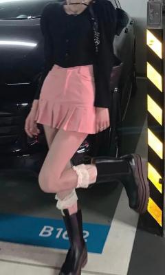 穿着粉色短裙翘脚的女人手机壁纸