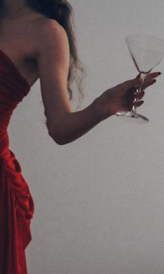 美女穿着红色礼服裙手拿高脚杯手机壁纸
