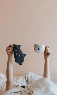 美女床上拿眼罩和咖啡杯手机壁纸