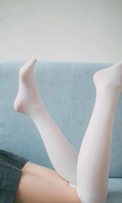 白丝袜少女沙发上翘脚手机壁纸