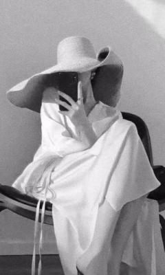 美女白裙搭配硕大帽子时尚手机壁纸