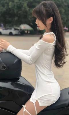 美女穿着白色紧身裙坐在黑色摩托车上手机壁纸