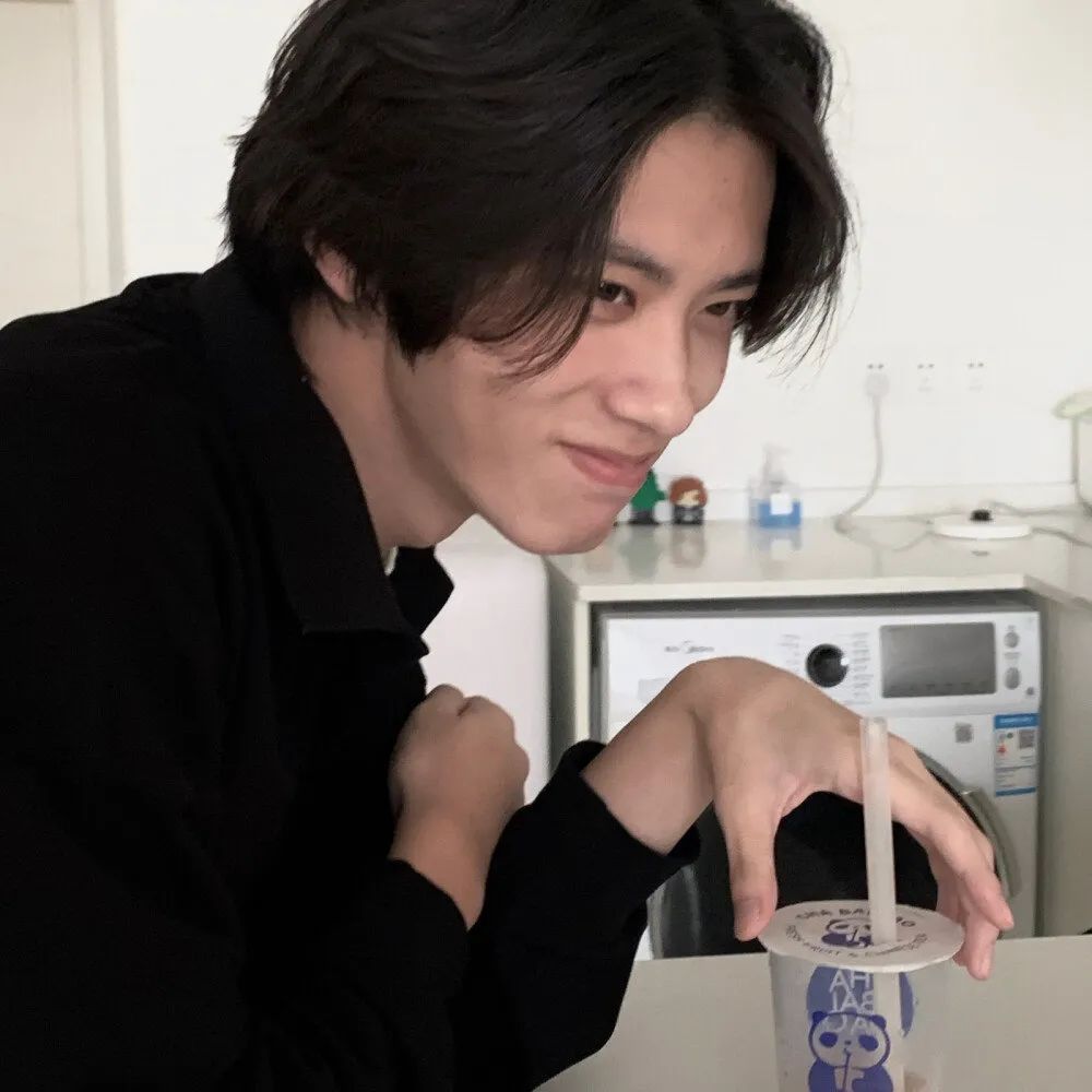 日式帅哥喝奶茶手机壁纸