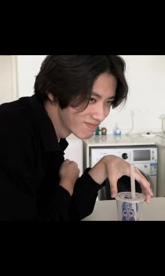 日式帅哥喝奶茶手机壁纸