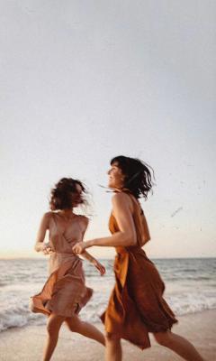 两个短发美女海边奔跑手机壁纸