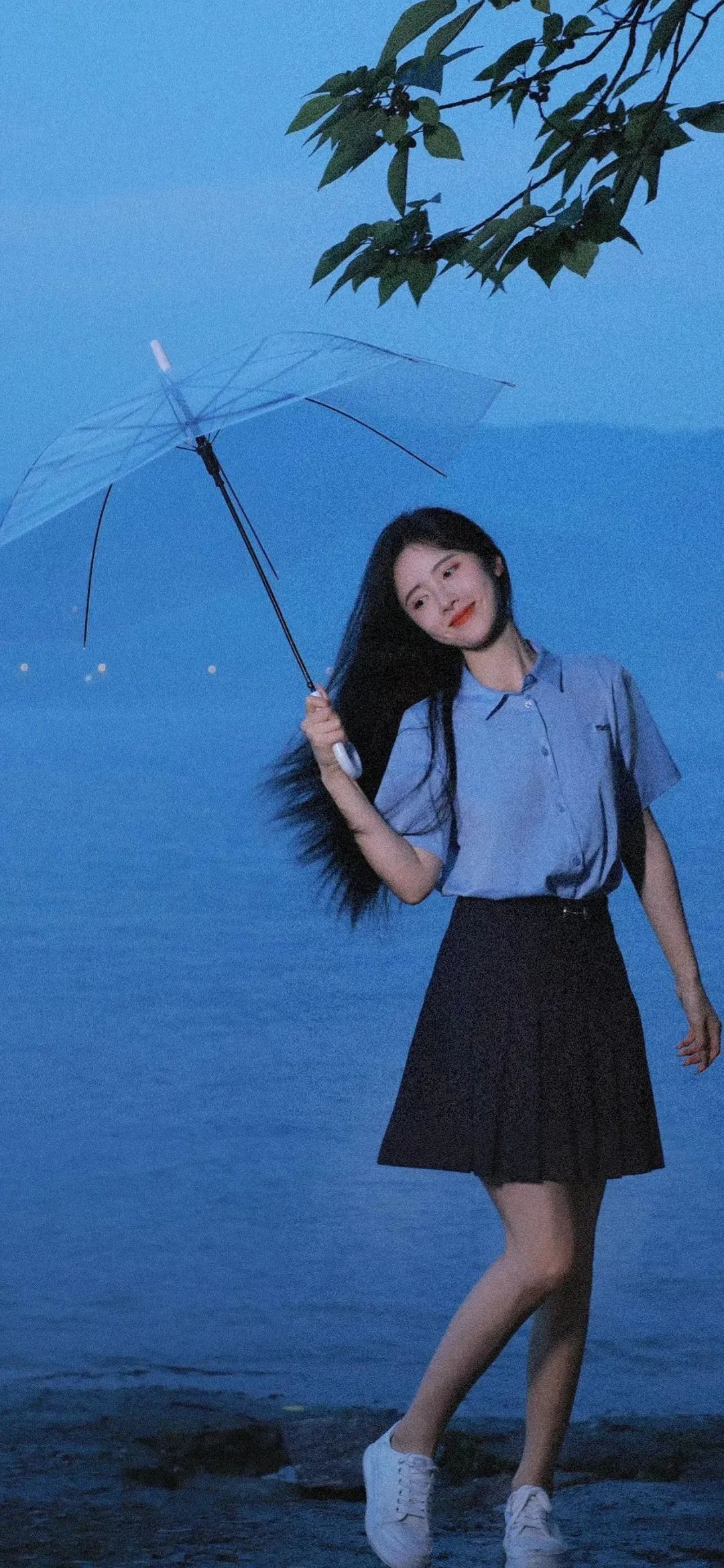 美女撑着透明伞站在海边手机壁纸