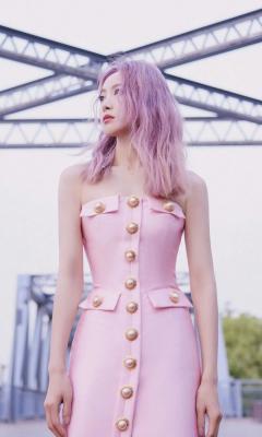 美女粉色珍珠抹胸裙紫色挑染发色手机壁纸