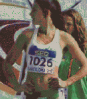 短跑美女运动员比赛前不停的热身gif动态图片