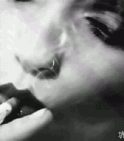 朋克女人抽烟样子gif动态图片