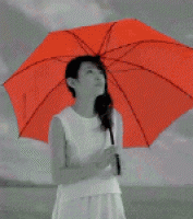 草地打伞的女人素材gif动态图片
