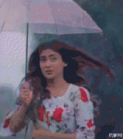 温柔女生打伞雨中奔跑gif动态图片