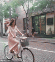 小清新长裙子女生学骑单车gif动态图片