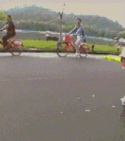 女生单脚玩独轮车gif动态图片
