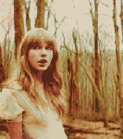 乡间树林里的黄发美女散步gif动态图片