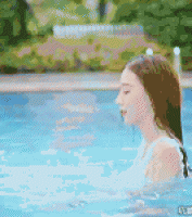 小清新美女在游泳池戏水gif动态图片