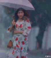 台风天奔跑的打伞女人gif动态图片