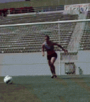 踢足球的女人大脚射门gif动态图片