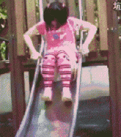 小女孩玩个滑梯卡住gif动态图片