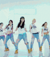 五人女子组合穿破烂牛仔裤跳舞gif动态图片
