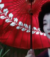 打伞的日本浓妆女人gif动态图片