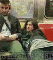 地铁上遇到了女色狼，还想让无辜路人帮他揉