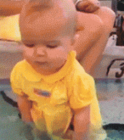 6个月的婴儿已经学会游泳了