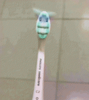 第一次用电动牙刷，有点害怕